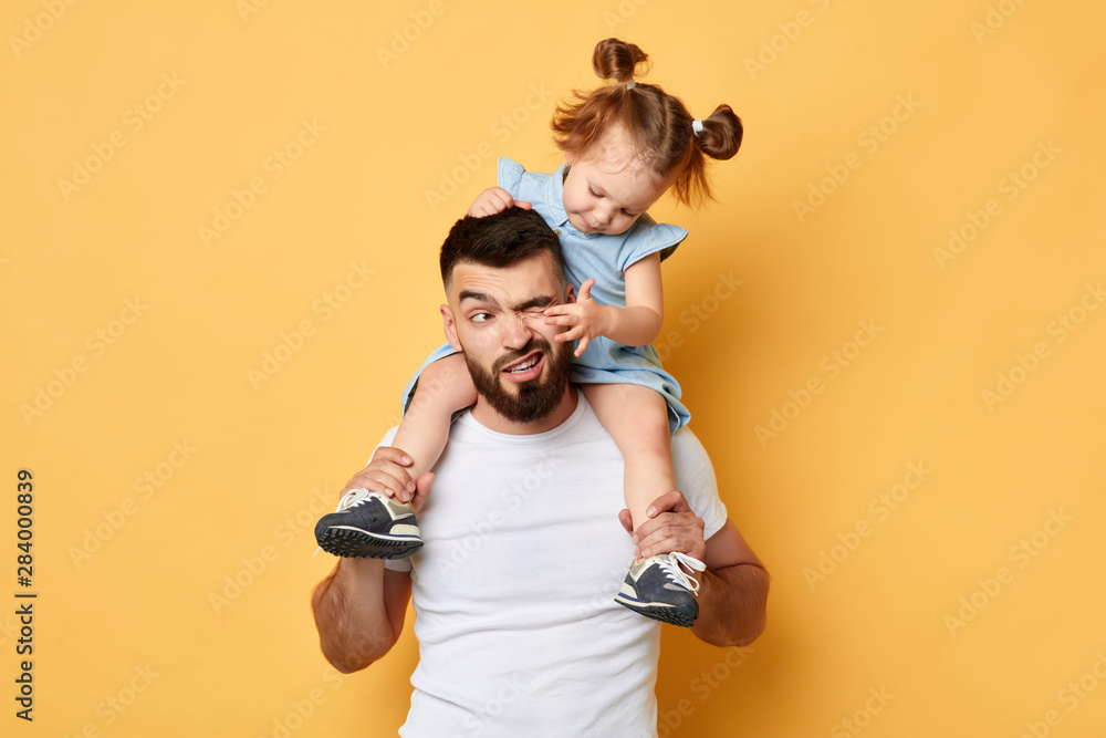 dad with daughter on shoulders